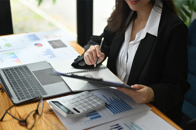 Foto Assessoria Contábil - Mulher com um board na mão com dados