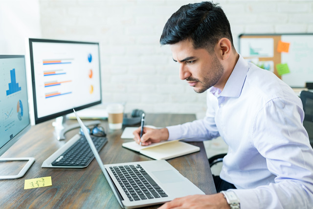 Foto Home trabalhando em um escritório para associar a abertura de empresa
