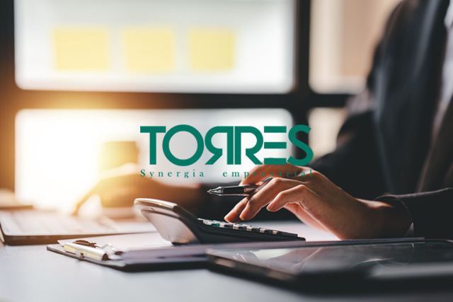 Mulher trabalhando em um escritório utilizando um tablet